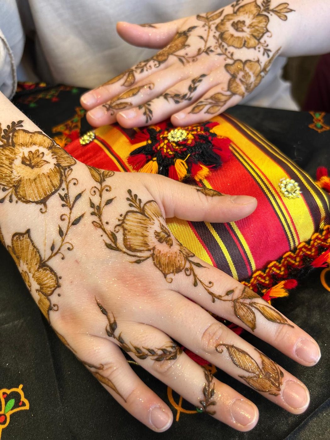 Grandes fleurs sur les deux mains, style traditionnel